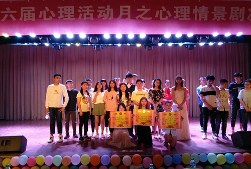 老师与获奖班级合影留念.jpg