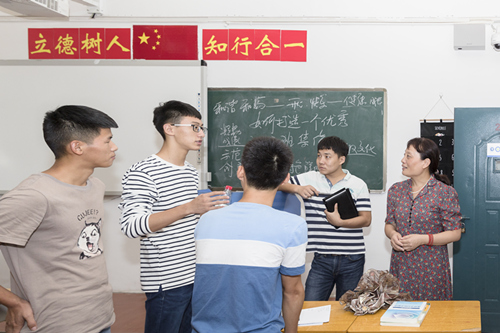 主题班会后讨论.jpg