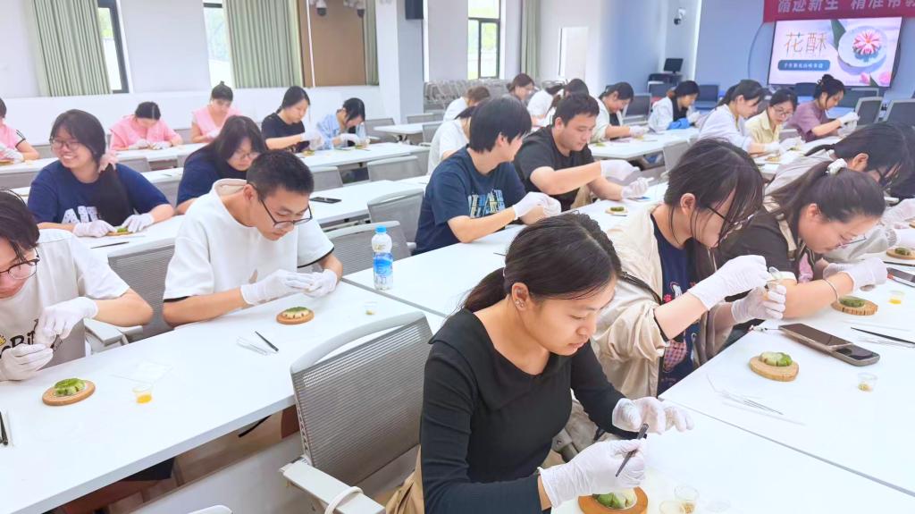 江西青年职业学院开展传统花酥制作技艺传承实践活动