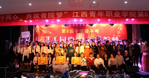 老师与获奖班级合影.JPG